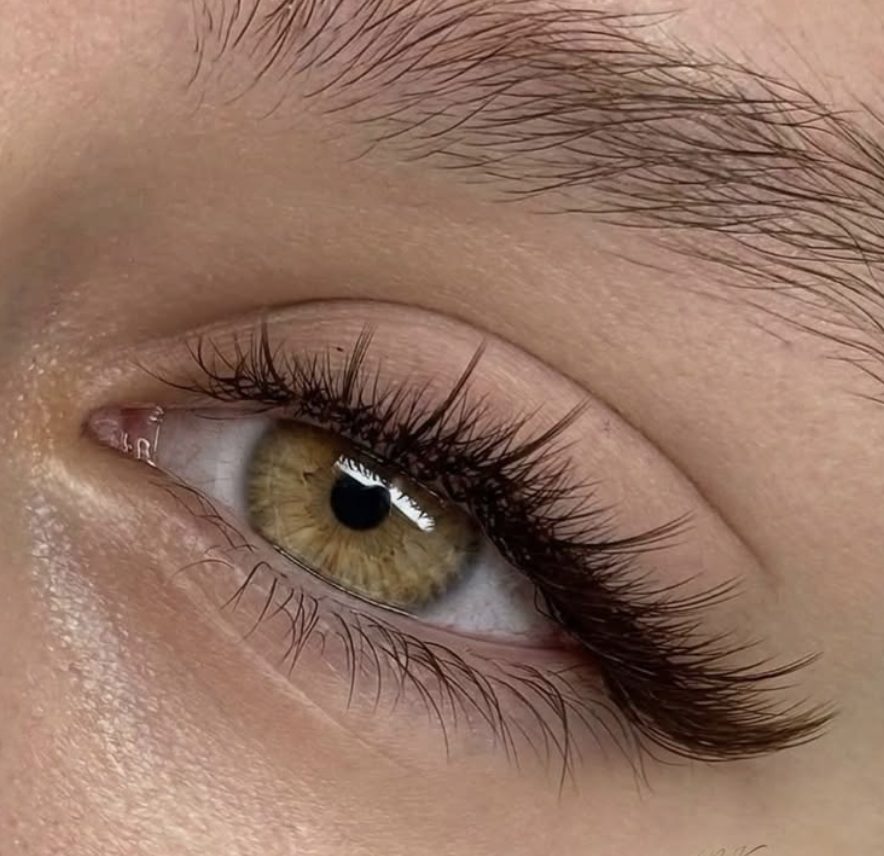 Ojo color avellana con volumen natural y ceja poblada.