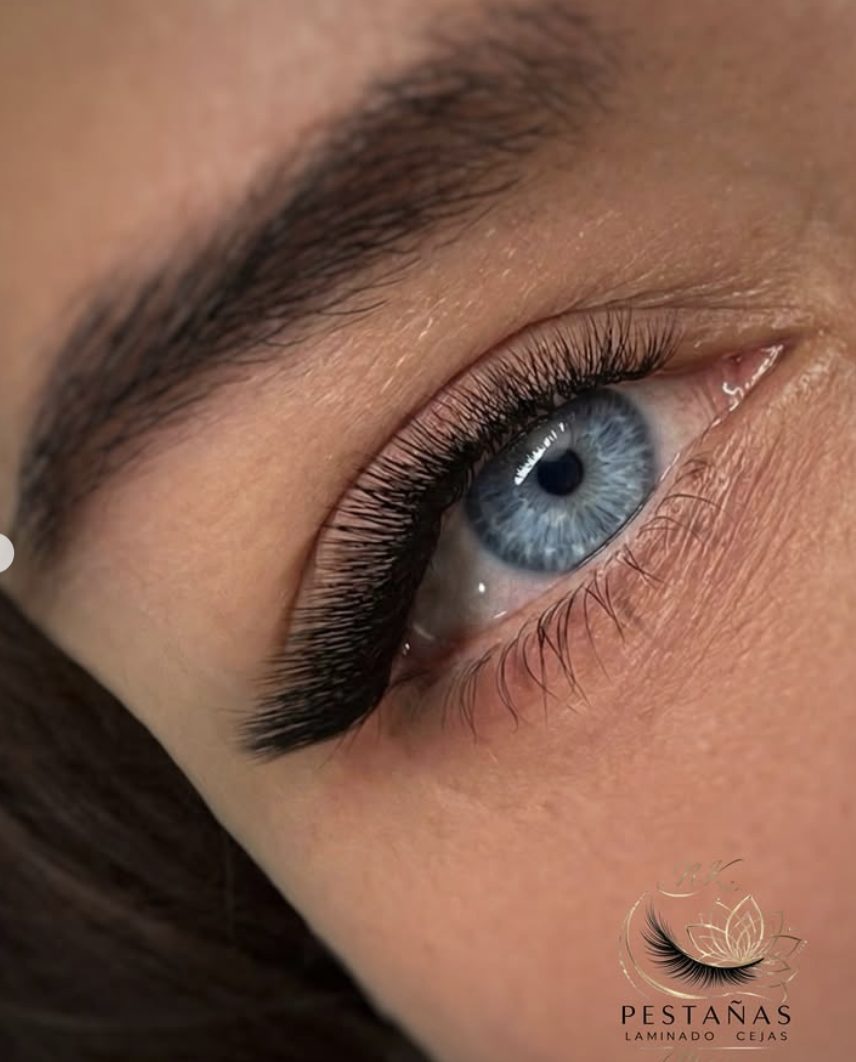 Ojo azul con pestañas wispy y ceja densa laminada.