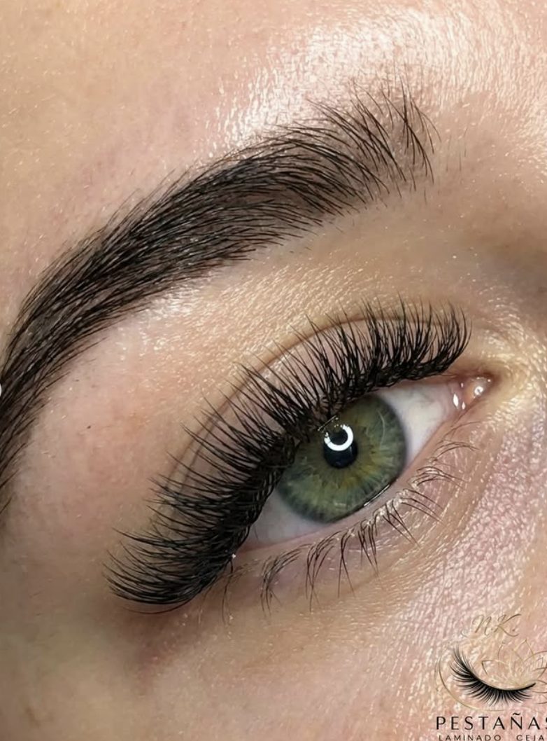 Ojo verde con ceja gruesa laminada y pestañas de volumen medio.