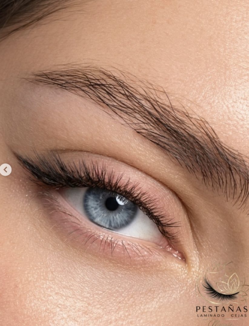 Ojo verde con pecas, volumen dramático y ceja fina natural.
